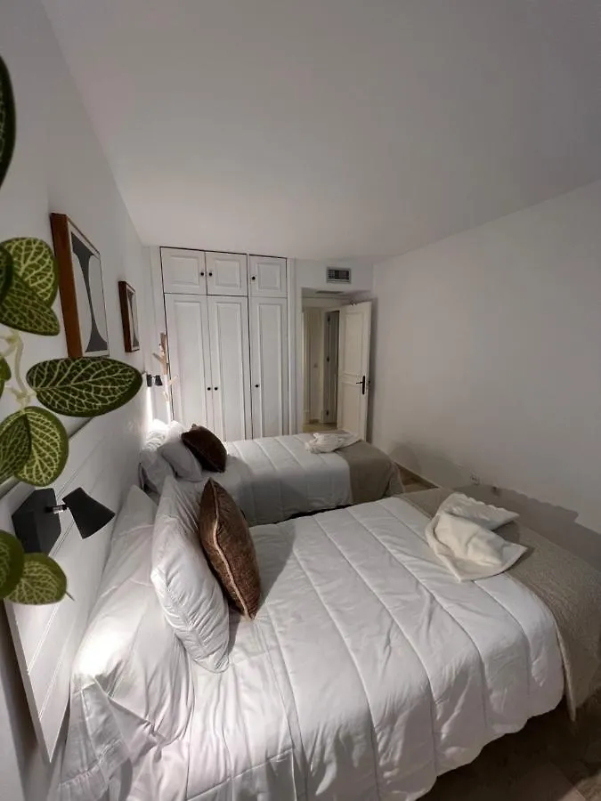 Impeccable Large Apartment With Immense Terrace And Private Garden Overlooking The Mountain, Featuring 2 Bedrooms And Sleeping Up To 4 Guests Located 100 Meters From Plaza Maestranza Marbella Španělsko